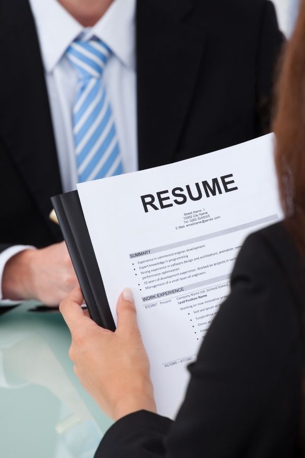 Önéletrajz átadása HR interjún – AptiNest szolgáltatás: szakmai önéletrajz-ellenőrzés, pályázatok előszűrése és digitális toborzás támogatása.